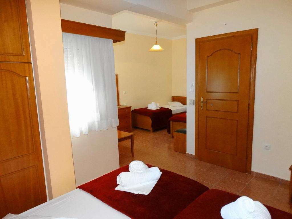 Faros II Hotel Piraeus Room photo